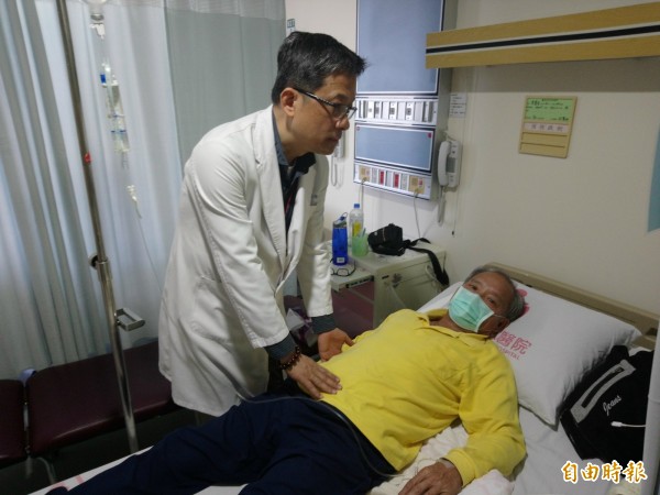 為恭醫院泌尿科主任邱基旭以鈥雷射切除上皮細胞癌腫瘤,術後效果良好。(記者鄭名翔攝)