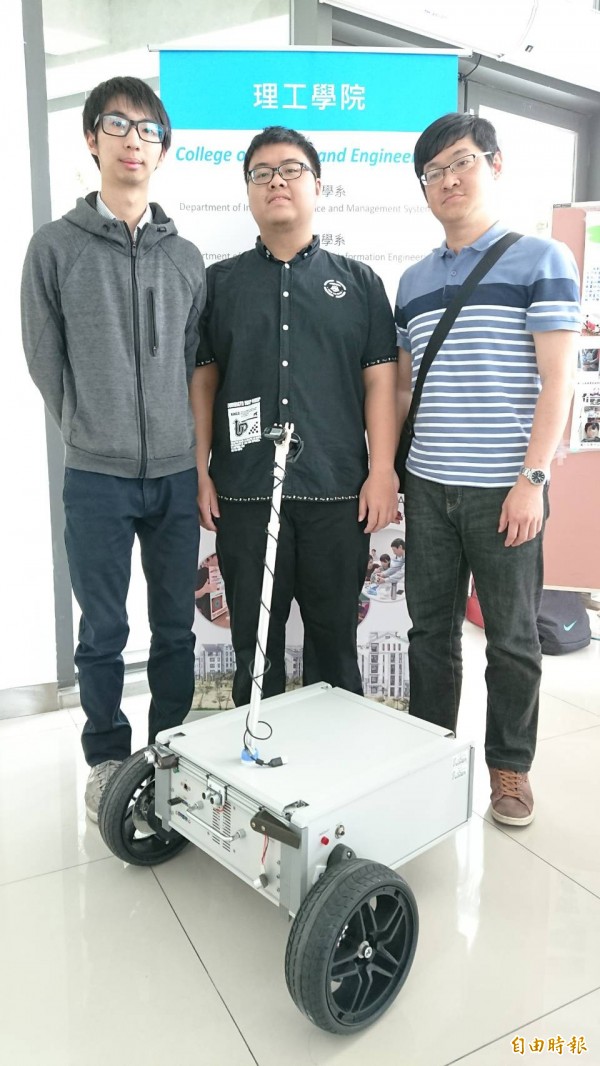 理工學院展出智能機器人車。（記者張存薇攝）