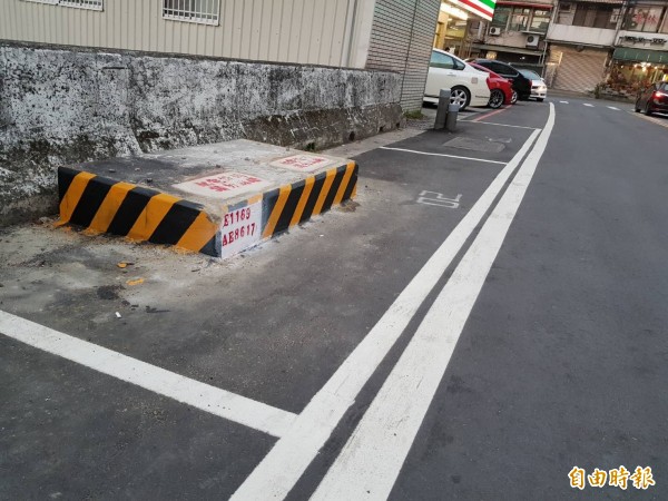 新竹縣竹東鎮和江街路旁的這2個停車格中間原本都有障礙物，被駕駛人質疑是「極限停車格」。（資料照，記者蔡孟尚攝）