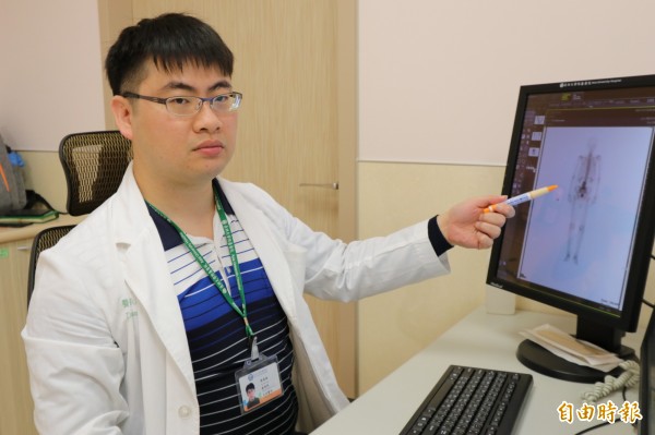 亞洲大學附屬醫院感染科主治醫師張為碩表示,老先生得病原因是因為患有菌血症,細菌隨著血流跑到該部位才造成感染。(記者蘇金鳳攝) 亞洲大學附屬醫院感染科主治醫師張為碩表示,老先生得病原因是因為患有菌血症,細菌隨著血流跑到該部位才造成感染。(記者蘇金鳳攝)