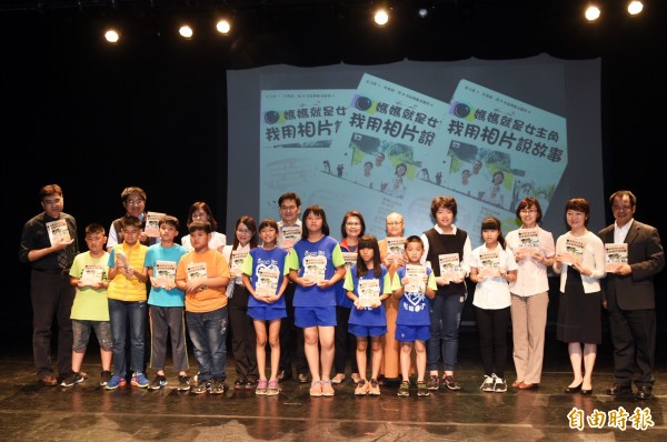 兒童節前夕,16位來自高雄偏鄉的新住民孩子,花半年時間完成著作,今天捐書給高雄市圖總館。(記者張忠義攝)