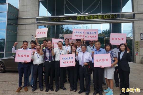 中華民國旅行公會全國聯合會理事長蕭博仁（一排左四），曾率旅行業者到市議會向議長蕭淑麗（一排左五）陳情。（資料照）