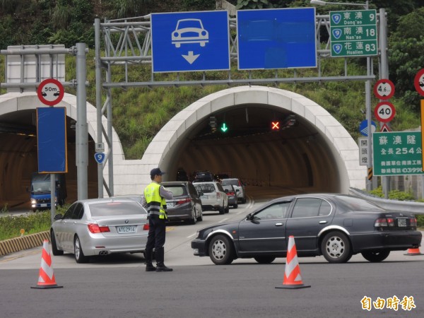 蘇花改蘇澳隧道入口大塞車。（記者江志雄攝）