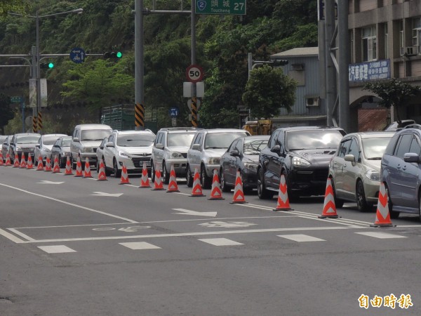 通往蘇澳隧道沿線車輛多。（記者江志雄攝）