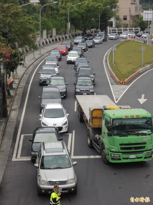 蘇澳鎮蘇港路南下車流爆大量。（記者江志雄攝）