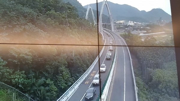 蘇花改蘇澳到東澳段途中的白米景觀橋，車輛大排長龍。（記者江志雄翻攝）