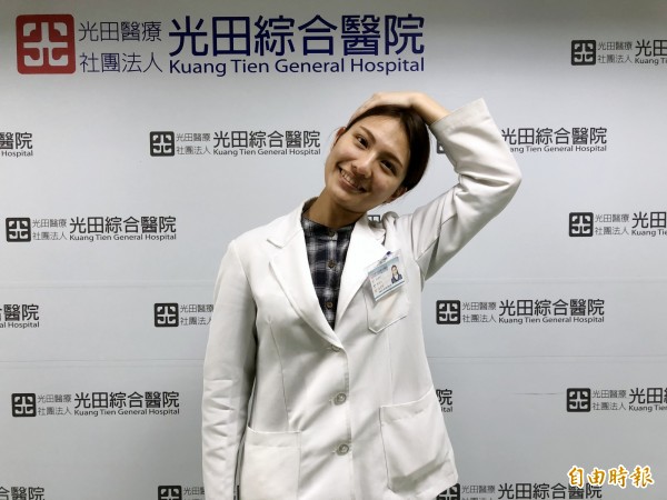(頸部放鬆):收下巴,用左手摸頭輕往左側傾,延伸頸部,完成後相同方式換右側。(記者張軒哲攝)
