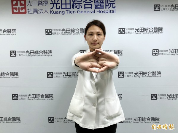 (腕部放鬆):雙手交握往前延伸。(記者張軒哲攝)
