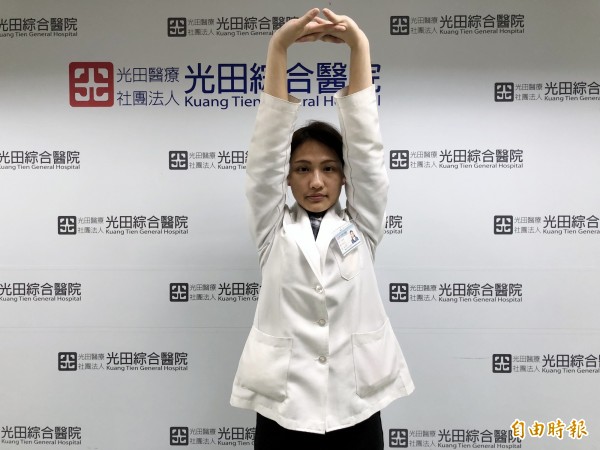 (腕部放鬆):雙手交握往上延伸。(記者張軒哲攝)