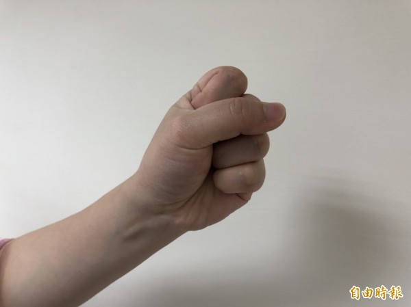 握拳。(記者張軒哲攝)