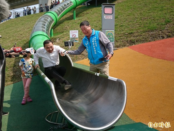 前新北市副市長侯友宜今早體驗大台北都會公園的地景溜滑梯，卻尷尬「卡管」。（記者葉冠妤攝）