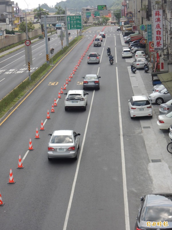 蘇澳鎮蘇港路今天車潮趨緩。（記者江志雄攝）