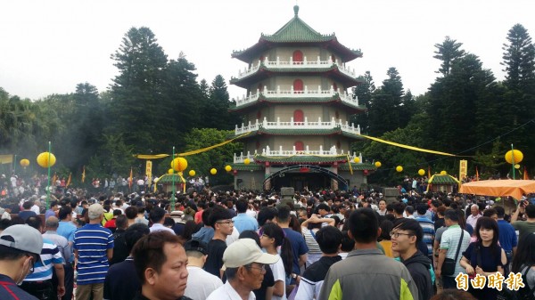 葉春日公派下協進會清明掃墓祭祖，上萬人湧入祭祖，將葉五美公祠的塔宗擠得水洩不通。（記者李容萍攝）