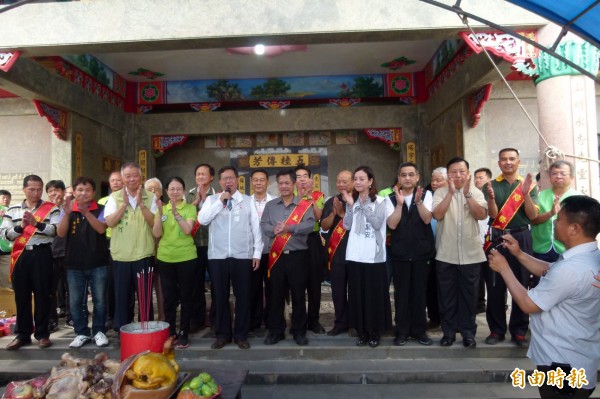 桃園市長鄭文燦（左五）出席「葉五美公祭祖」活動，肯定與會子孫展現台灣慎終追遠的優良傳統。（記者李容萍攝）