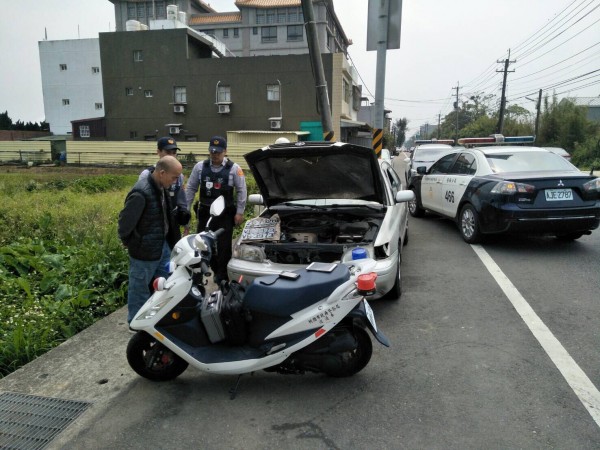 華姓男子車上呼呼大睡，派出所長見行跡可疑逮人。（記者李容萍翻攝）