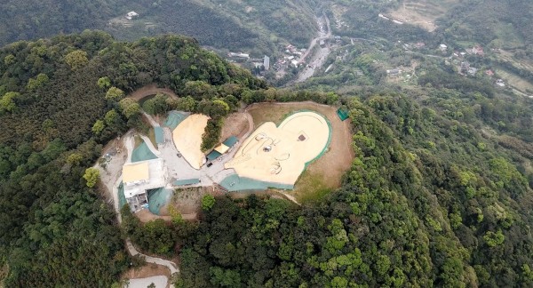 違法開發的山頭未申請水土保持計畫，未來遇颱風豪雨，恐生土石災變。（讀者提供）