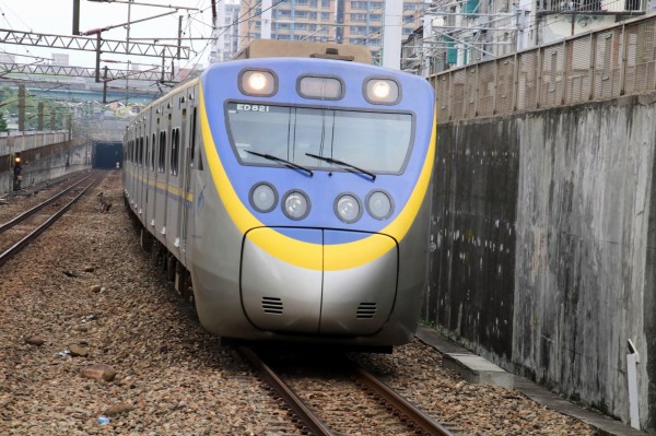 台鐵公開招標要採購520輛通勤電聯車，圖為EMU800型通勤電聯車。（圖：台鐵局提供）