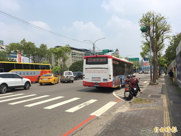 王浩宇認為，待轉區反而容易造成斑馬線行人擦撞、待轉時遭撞等危險。（記者陳昀攝）