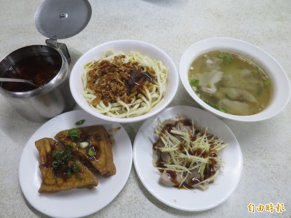 水里可口麵店的福州乾麵香傳一甲子,店內餛飩湯、粉腸、膈間肉、油豆腐也相當受歡迎。(記者劉濱銓攝)