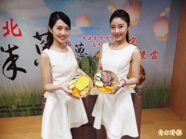 以天燈文化聞名的平溪,在地農會春季推出在地限定、限量的「蔥天祈福便當」,用懷舊木圓盒包裝。(記者陳心瑜攝)