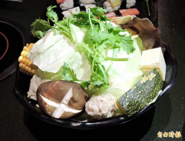 哈波火鍋的菜盤使用自然農法耕種的蔬菜。(記者張菁雅攝)