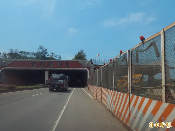 西濱WH-10新豐鄉主線新建工程於鳳鼻隧道往海側增建平面兩孔明隧道；但用路人行經發現，封頂工程妨礙自然光線照射，使得原車道視線昏暗不明，影響行車安全。（記者廖雪茹攝）