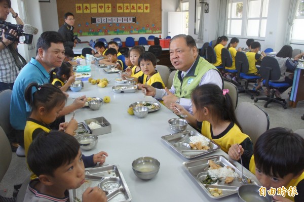 縣長陳光復以大家長身分,與小朋友共同享用營養午餐。(記者劉禹慶攝)