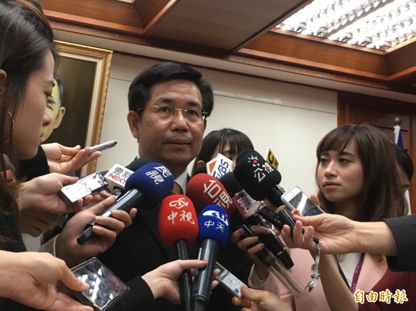台大校長當選人管中閔教授被各界質疑赴中國的大學兼職達20多項,教育部長潘文忠今天受訪時呼籲管中閔出面說明,強調這是權利也是義務。(記者林曉雲攝)
