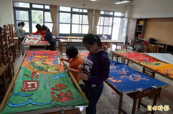 南安國小這學期開課,教導校內中、高年級生,用古法製作大漁旗。(南安國小提供)