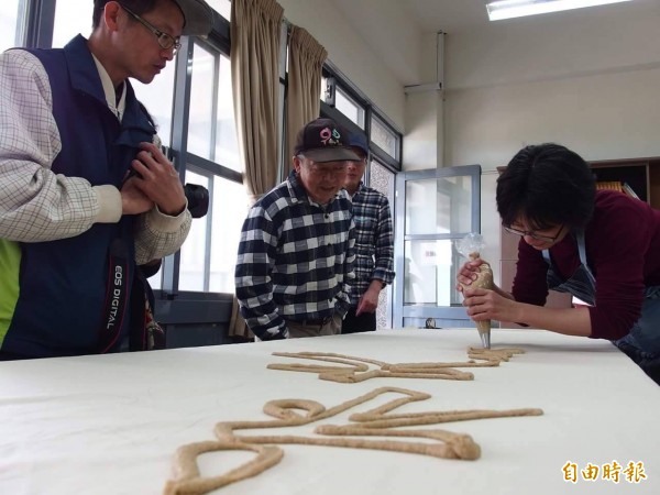 南安國小這學期開課，教導校內中、高年級生，用古法製作大漁旗。（南安國小提供）