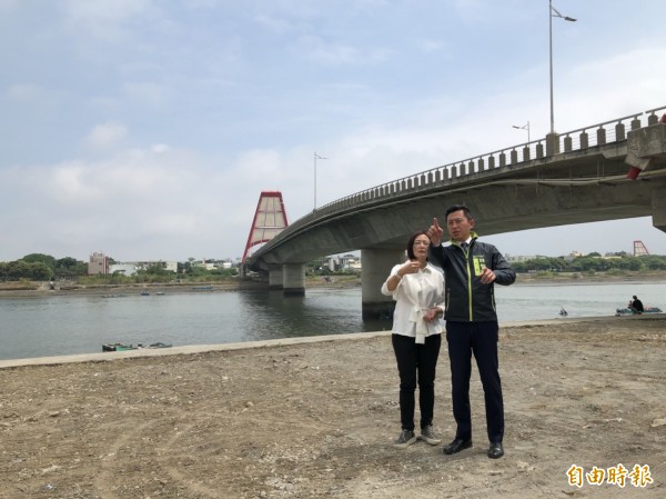 新竹市政府今天啟動新竹左岸草原區開工,將重新打造新竹左岸最下游的舊港橋下,新闢成占地約2.8公頃的草原區。(記者蔡彰盛攝)