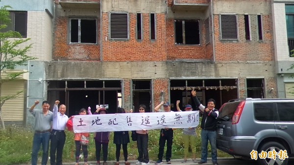 竹科服務區配租安置戶今早在服務區拉白布條，抗議科管局徵收地背信，讓安置戶優先承購配售土地遙遙無期。（記者廖雪茹攝）