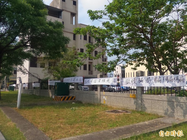 竹科服務區配租安置戶籌建委員會今早在服務區周邊拉白布條,表達抗議。(記者廖雪茹攝)