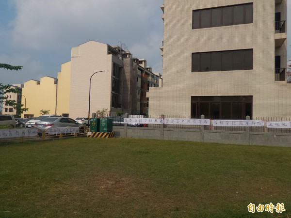 竹科服務區配租安置戶籌建委員會今早在服務區周邊拉白布條，表達抗議。（記者廖雪茹攝）