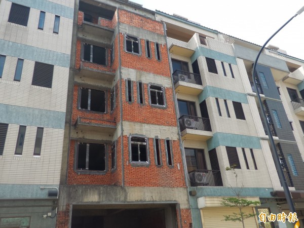 竹科服務區配租安置戶籌建委員會表示，服務區房子從99年興建迄今，因配租戶缺乏資金，仍有多棟房子蓋到一半無法完工。 （記者廖雪茹攝）