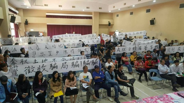 針對竹科服務區配租安置戶的陳情，立委林為洲10日在立法院主持召開協調會，安置戶現場拉白布條表達抗議。（鄭仙木提供）