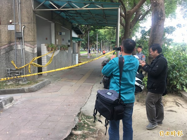 一名無名老婦今天下午被發現陳屍新北市板橋廣福公園女廁，院方剛宣告不治，婦人身分、死因仍待進一步調查。（記者吳仁捷攝）