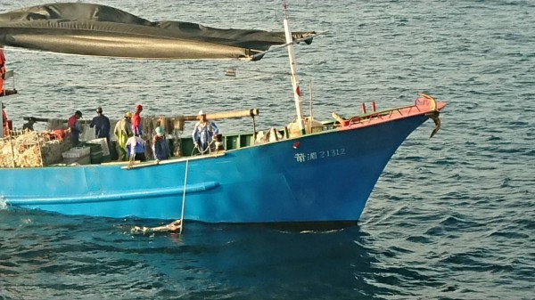 中國漁船大舉越界澎湖海域,對於高額罰金根本罰不怕。(澎湖海巡隊提供)