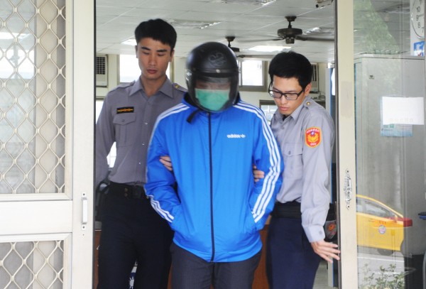 警方將廖男移送分局。(記者彭健禮翻攝)