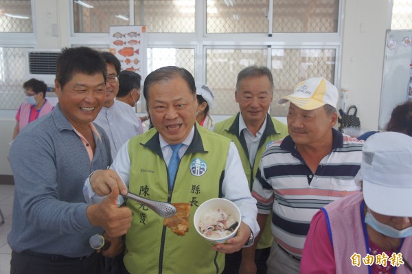 後寮社區長者共餐菜色豐富,讓與會貴賓羨慕不已。(記者劉禹慶攝)
