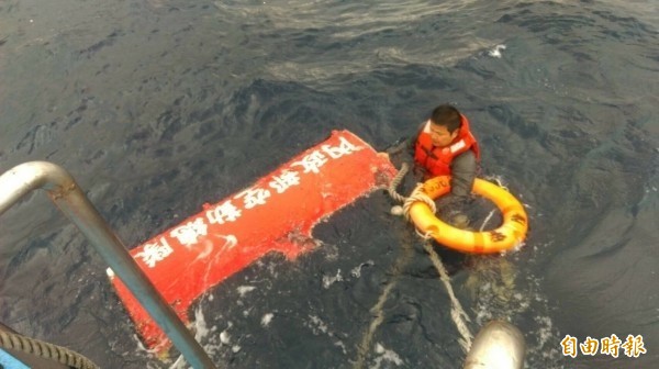空勤總隊打撈墜海黑鷹直升機不停歇,今日下午打撈出海,並在機艙內發現2具遺體,身分待確認。(記者陳賢義攝)