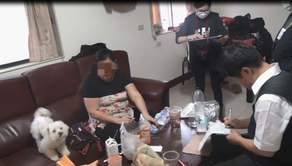 基隆市動物保護防疫所查獲陳姓婦人無照在租屋處繁殖犬隻,並在網路上販售牟利。(基隆市動物保護防疫所提供)