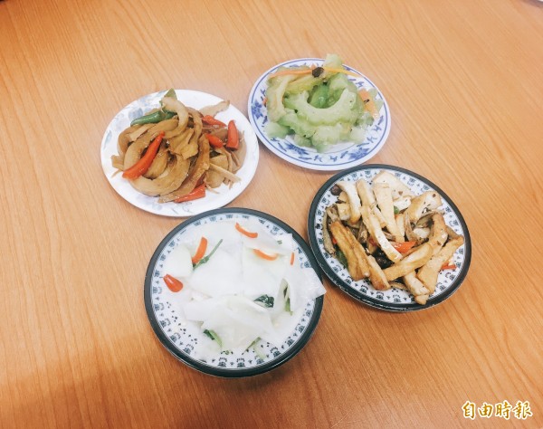 保留食物原味，不添加多餘調味料的小菜，每盤均一價20元。（記者魏瑾筠攝）