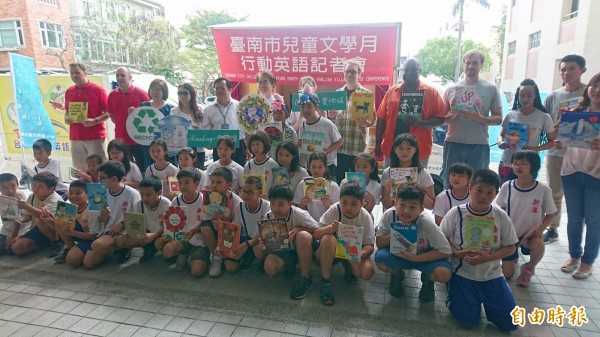 台南市兒童文學月行動英語車啟動出發。(記者楊金城攝)