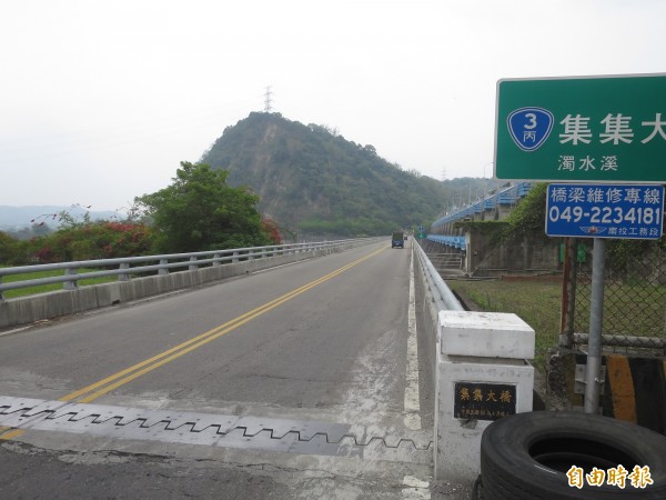 集集大橋溝通集集與竹山兩地,惟橋上路燈在靠竹山一側卻都沒有設置,引發「做半套」的議論。(記者劉濱銓攝)