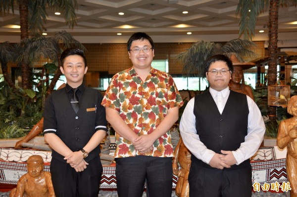 台東專科學校學生蔡威廷(左)、林癸羽(右)在娜路彎酒店吧台實習,拾金不昧,副董事長林峰銘表揚。(記者黃明堂攝)