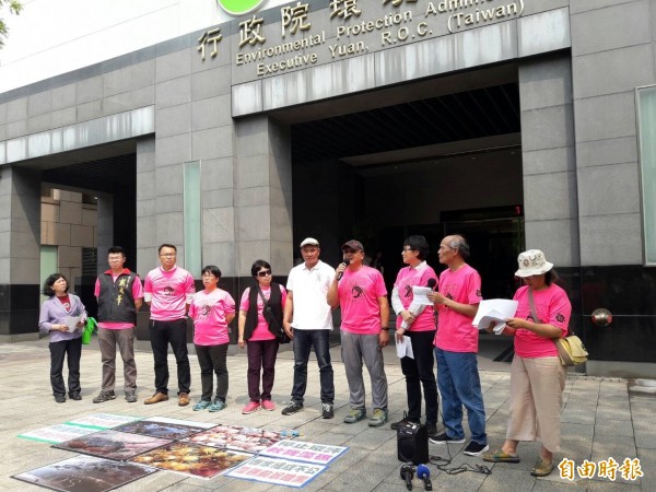 環團指控中油三接站涉及不當黨產交易。(記者楊綿傑攝)