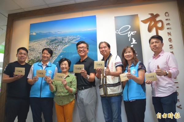 「Eye上花蓮Ⅰ、Ⅱ」影片製作團隊今在花蓮市公所市民藝廊舉辦「空拍攝影展」,盼讓洽公民眾能用另一個視角發現家鄉的美。(記者王峻祺攝)