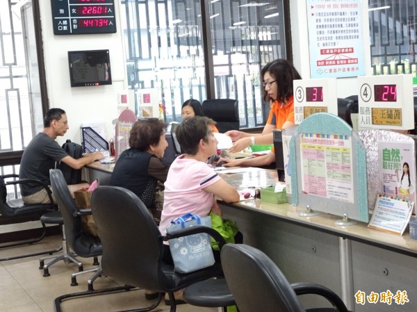 基隆市各戶政事務所5月中午不打烊。(記者盧賢秀攝)