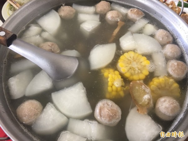 「香姨熱炒」的綜合湯清爽可口。（記者蔡宗勳攝）
